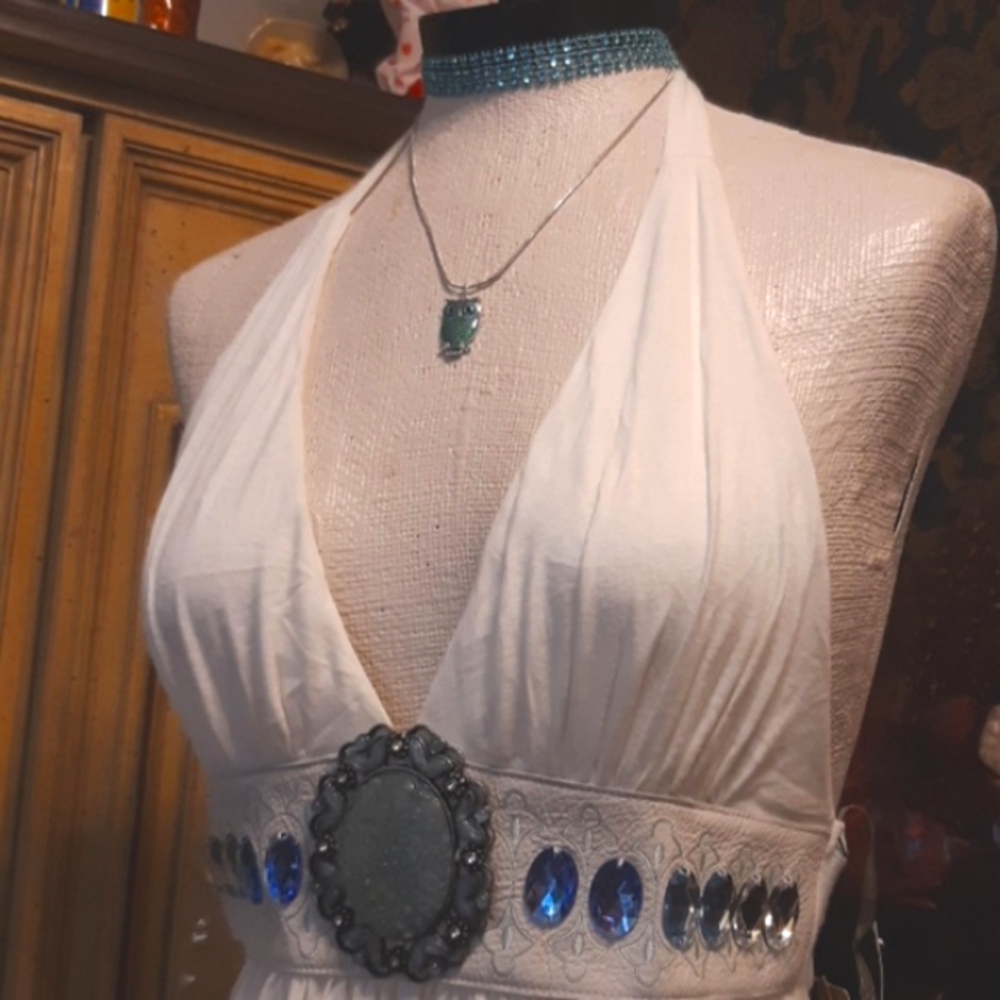Womens White blouse Sz Med. Short Dress Monroe Style Blue Medallion T-shirt feel